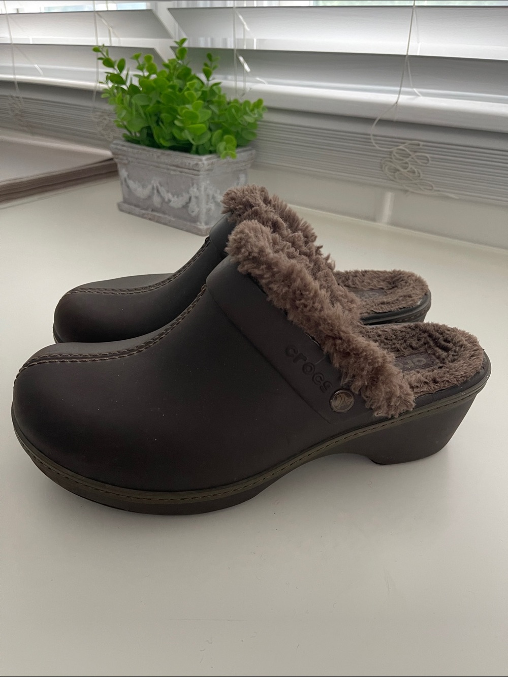 Crocs Cobbler EVA fur lined Clogs Size  9